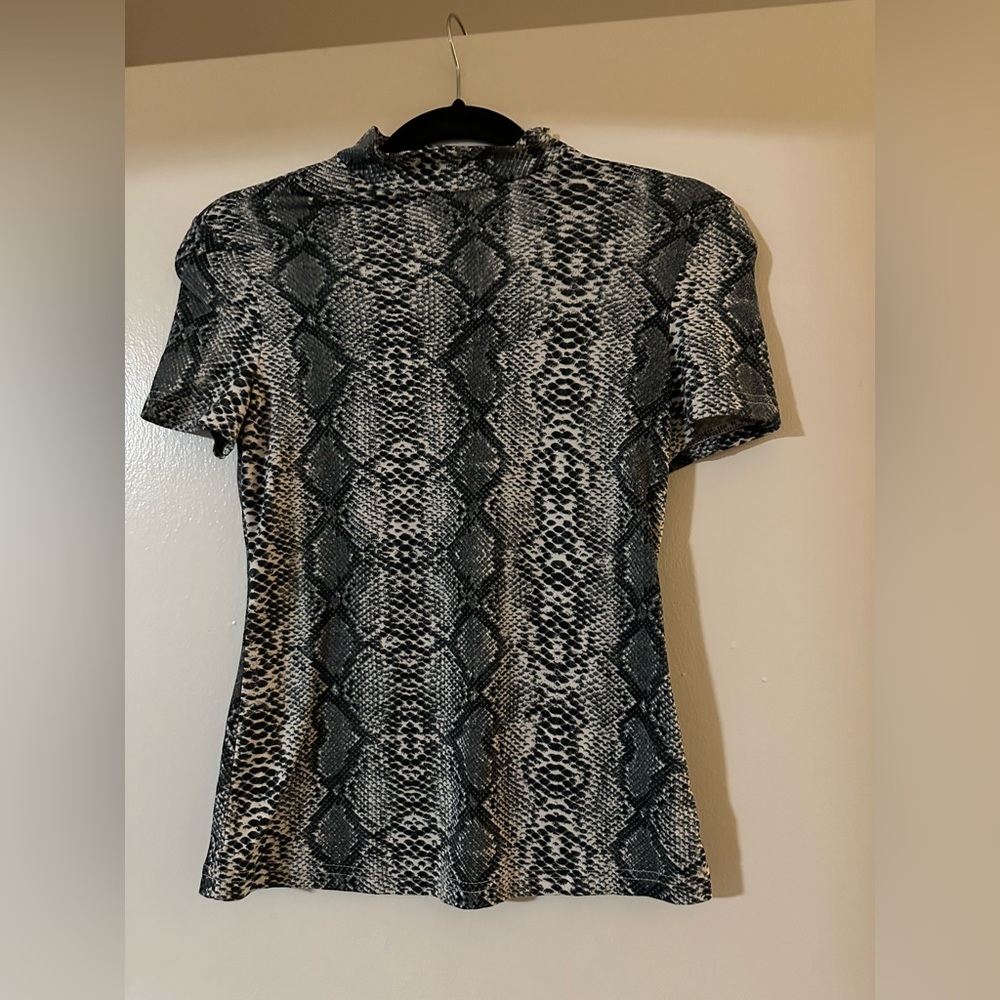 "MakeMeChic" Women's Short Sleeve Snakeskin Turtle Neck Slim Shirt Small